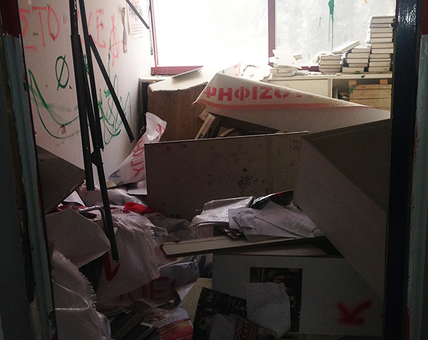 Γυαλιά-καρφιά στο Πάντειο – Κουκουλοφόροι προκάλεσαν εκτεταμένες καταστροφές-2