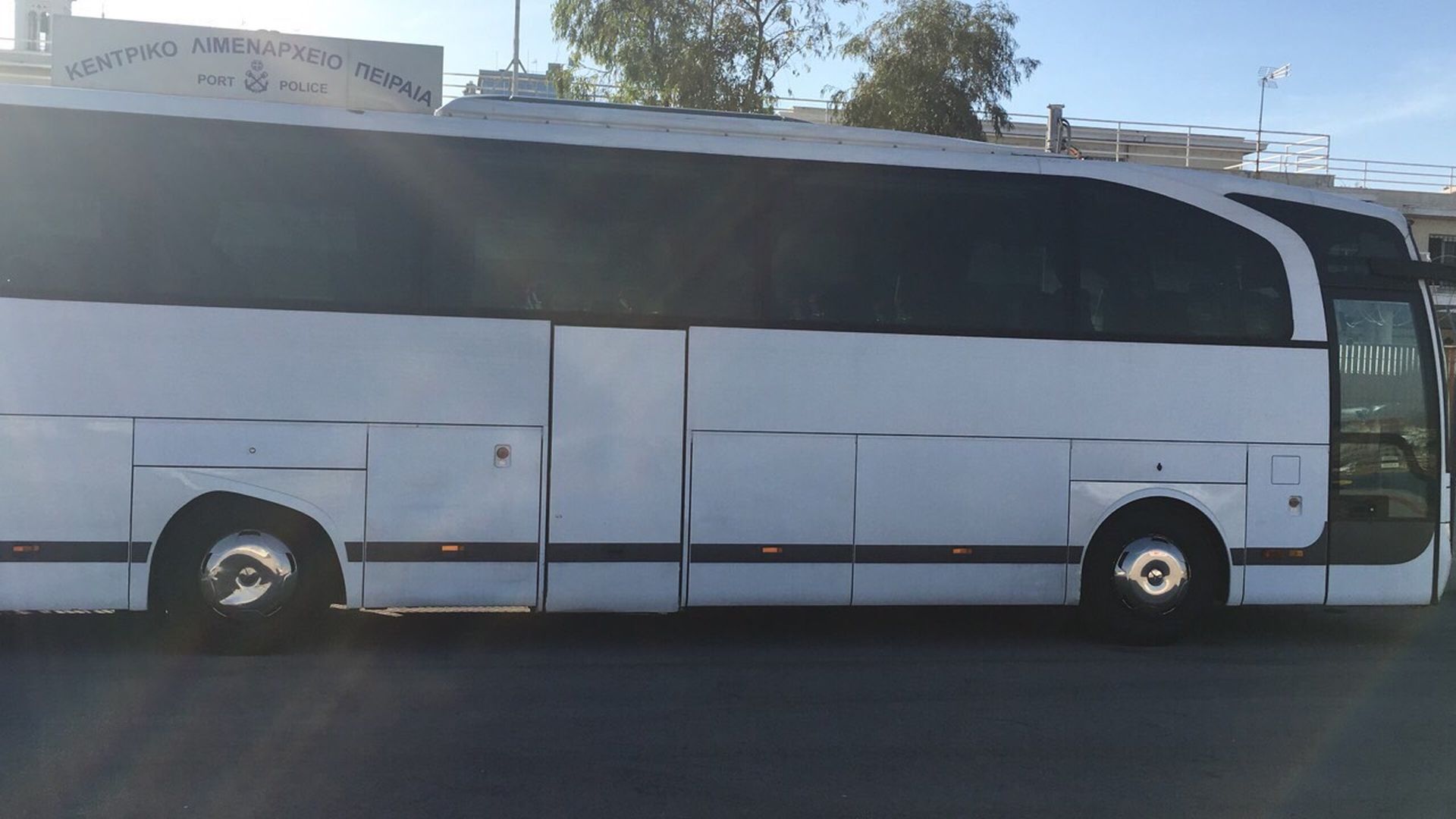 Οκτώ συλλήψεις για διακίνηση 119 μεταναστών στην Κουρούτα Ηλείας (φωτογραφίες – βίντεο)-2