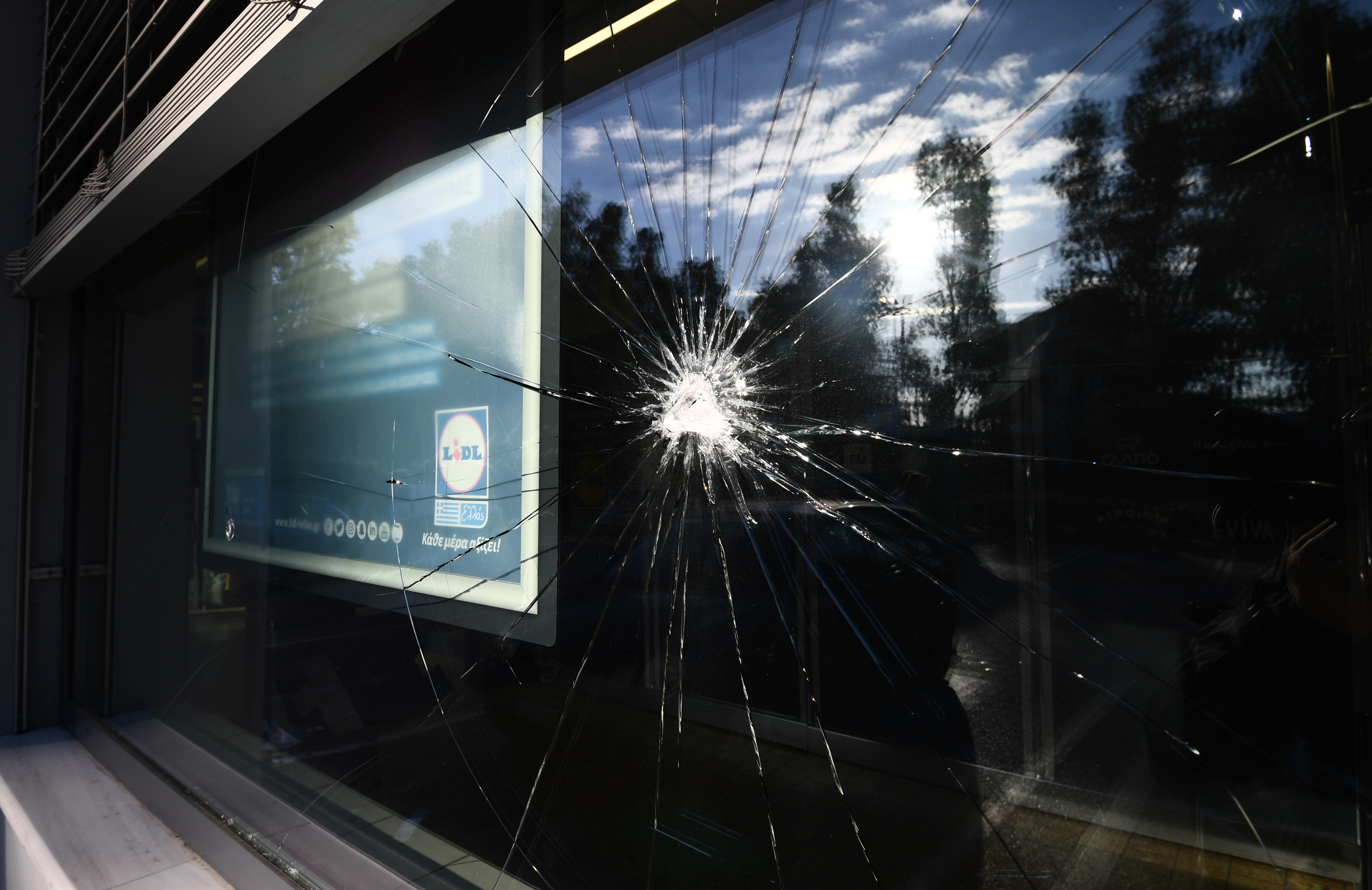 Βανδαλισμοί σε σούπερ μάρκετ που άνοιξε Κυριακή (φωτογραφίες)-1