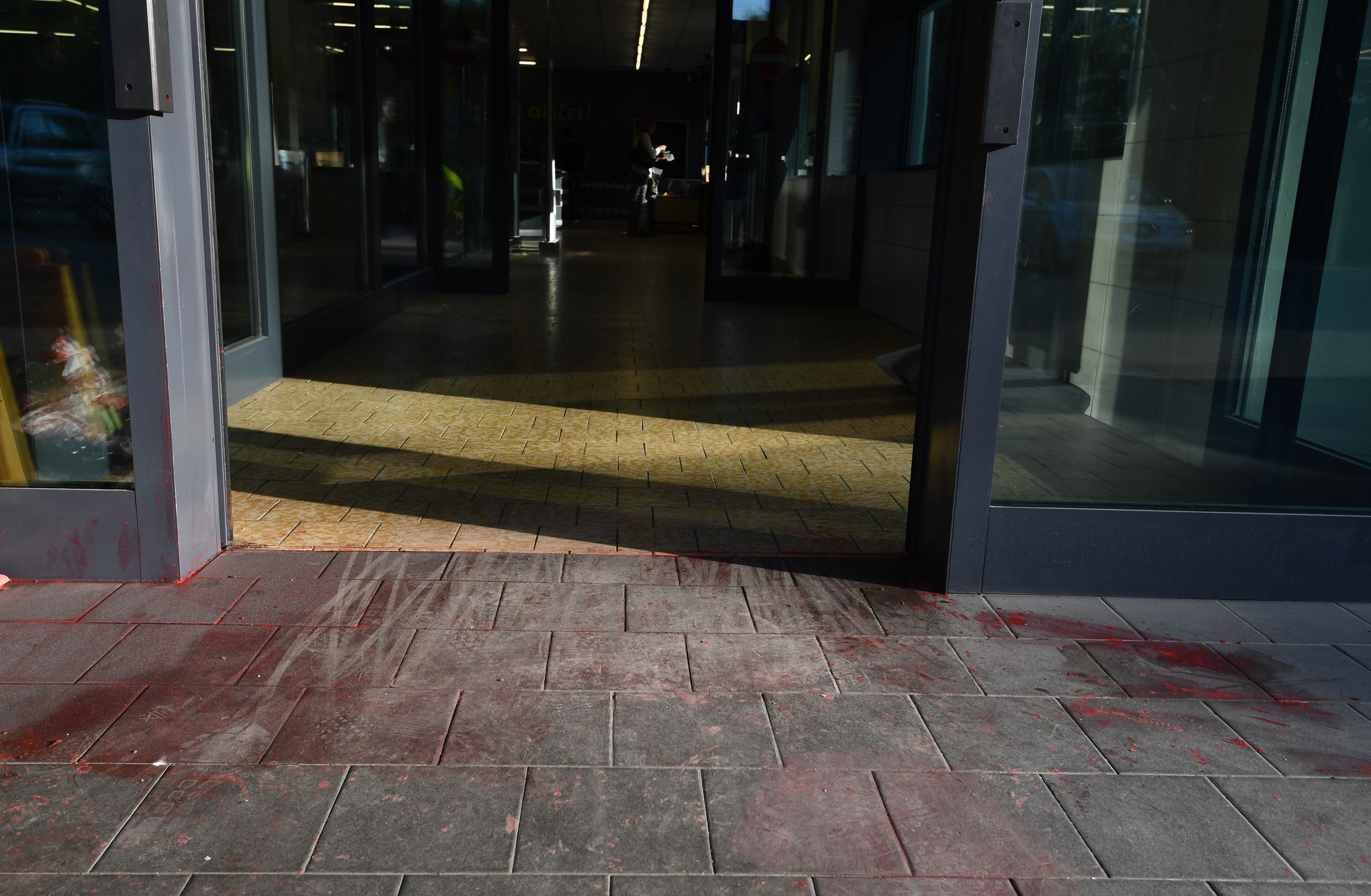 Βανδαλισμοί σε σούπερ μάρκετ που άνοιξε Κυριακή (φωτογραφίες)-3