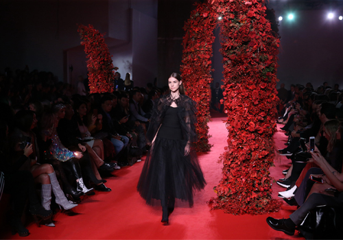 Το ερωτικό γκλαμ έδωσε το τέμπο στην επίδειξη μόδας των MiRo-7