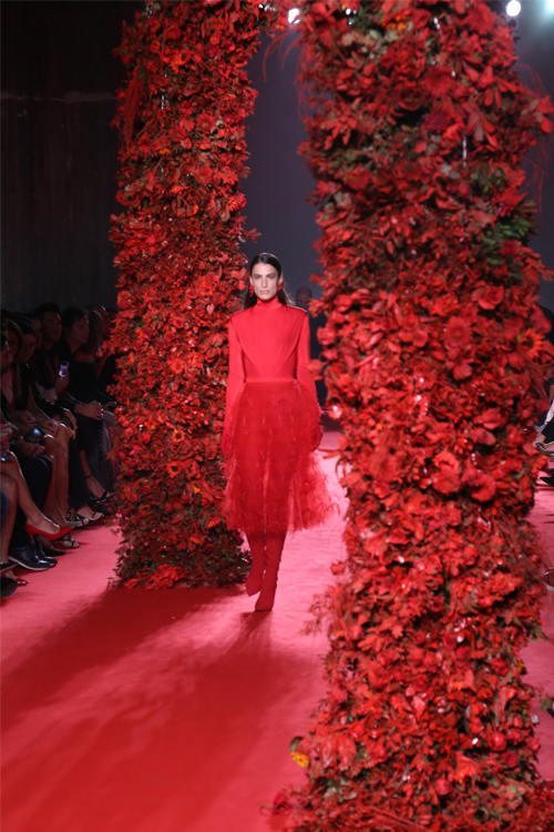 Το ερωτικό γκλαμ έδωσε το τέμπο στην επίδειξη μόδας των MiRo-1