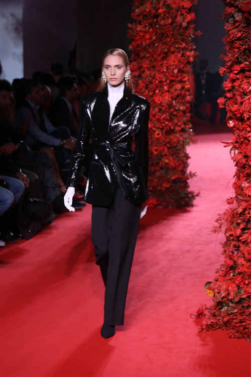 Το ερωτικό γκλαμ έδωσε το τέμπο στην επίδειξη μόδας των MiRo-3