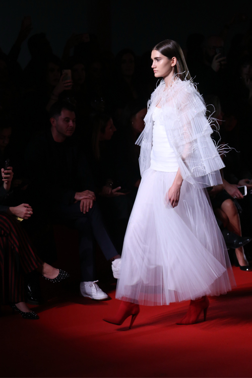 Το ερωτικό γκλαμ έδωσε το τέμπο στην επίδειξη μόδας των MiRo-2