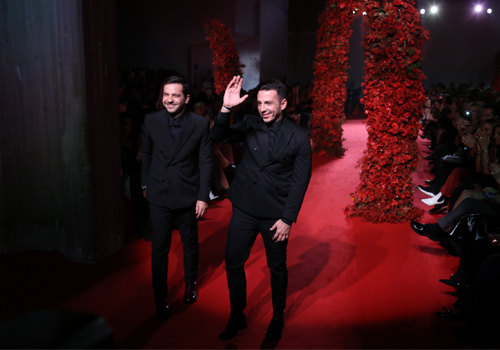 Το ερωτικό γκλαμ έδωσε το τέμπο στην επίδειξη μόδας των MiRo-8