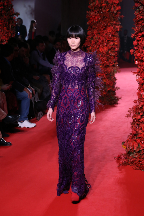 Το ερωτικό γκλαμ έδωσε το τέμπο στην επίδειξη μόδας των MiRo-5