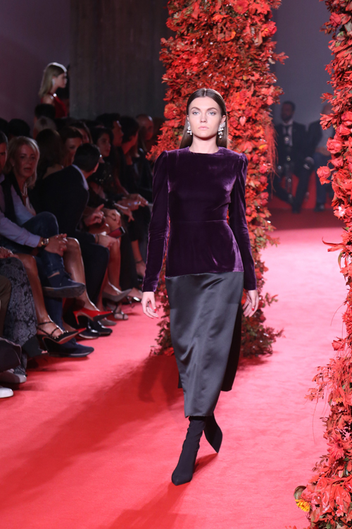 Το ερωτικό γκλαμ έδωσε το τέμπο στην επίδειξη μόδας των MiRo-6