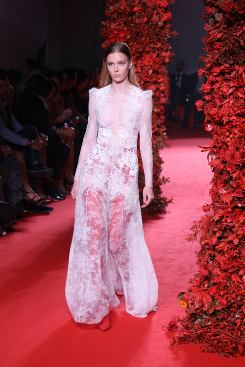 Το ερωτικό γκλαμ έδωσε το τέμπο στην επίδειξη μόδας των MiRo-4