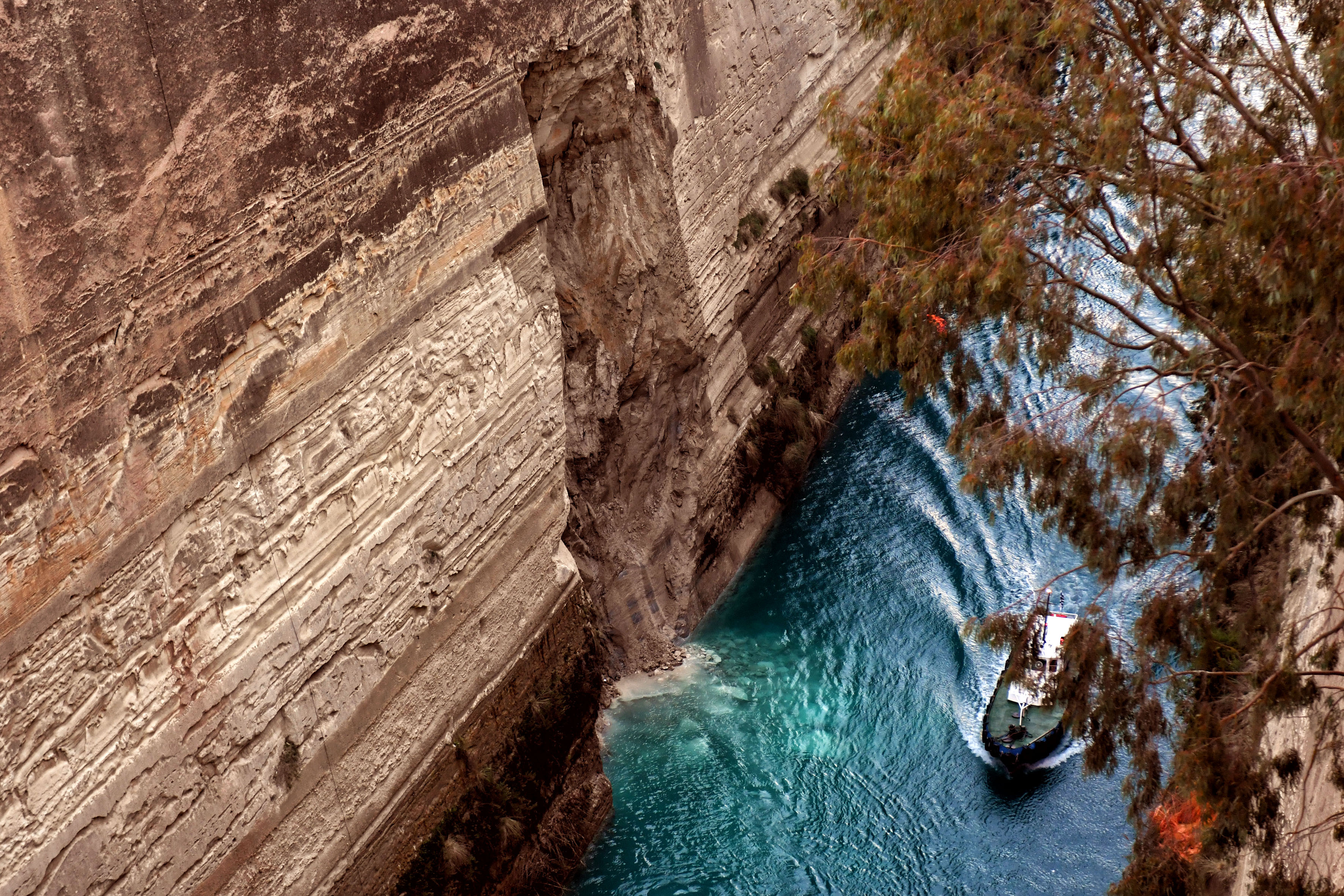 Κατολίσθηση στον Ισθμό της Κορίνθου (φωτογραφίες – βίντεο)-2