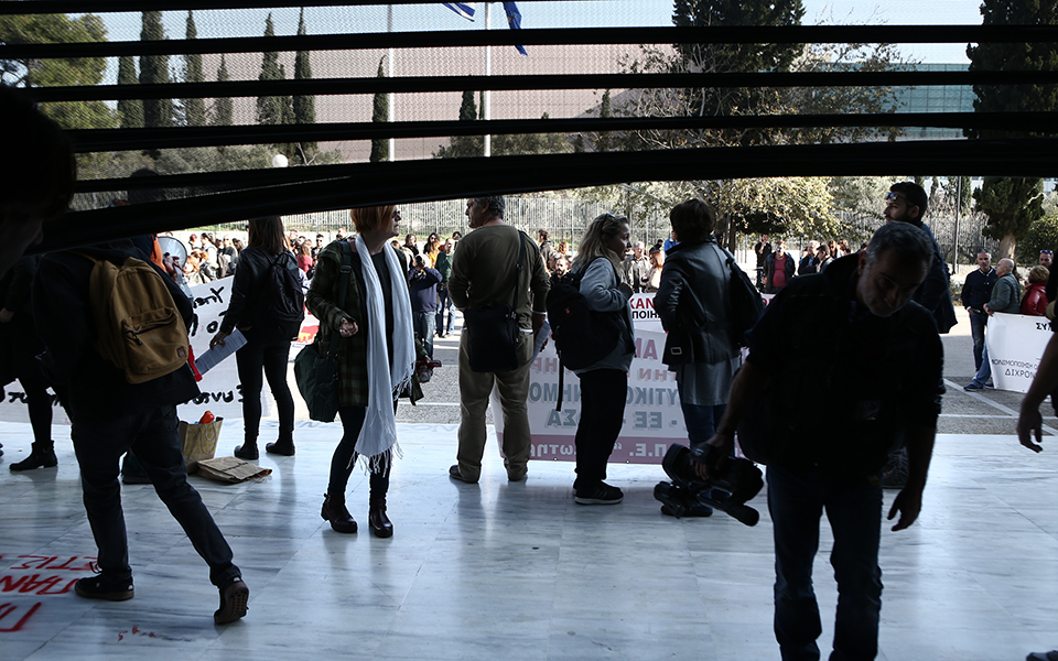 Μαθητές και φοιτητές εισέβαλαν στο γραφείο του Γαβρόγλου (φωτογραφίες – βίντεο)-5