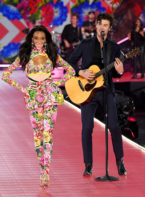 Οι πιο δυνατές στιγμές και οι δημιουργίες της Μαίρης Κατράντζου στο fashion show της Victoria’s Secret-8