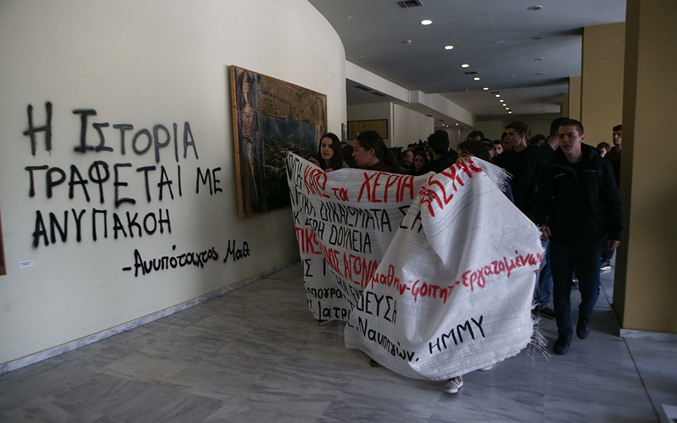 Μαθητές και φοιτητές εισέβαλαν στο γραφείο του Γαβρόγλου (φωτογραφίες – βίντεο)-14