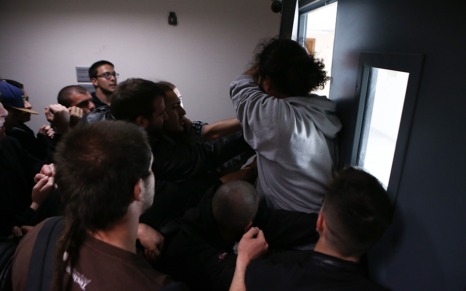 Μαθητές και φοιτητές εισέβαλαν στο γραφείο του Γαβρόγλου (φωτογραφίες – βίντεο)-7