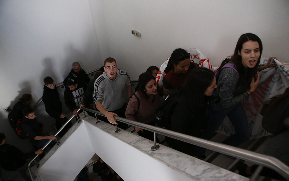 Μαθητές και φοιτητές εισέβαλαν στο γραφείο του Γαβρόγλου (φωτογραφίες – βίντεο)-8