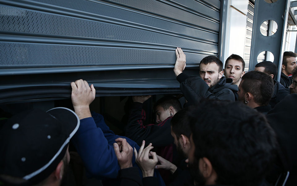 Μαθητές και φοιτητές εισέβαλαν στο γραφείο του Γαβρόγλου (φωτογραφίες – βίντεο)-9