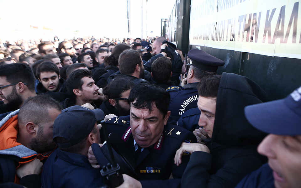 Μαθητές και φοιτητές εισέβαλαν στο γραφείο του Γαβρόγλου (φωτογραφίες – βίντεο)-10