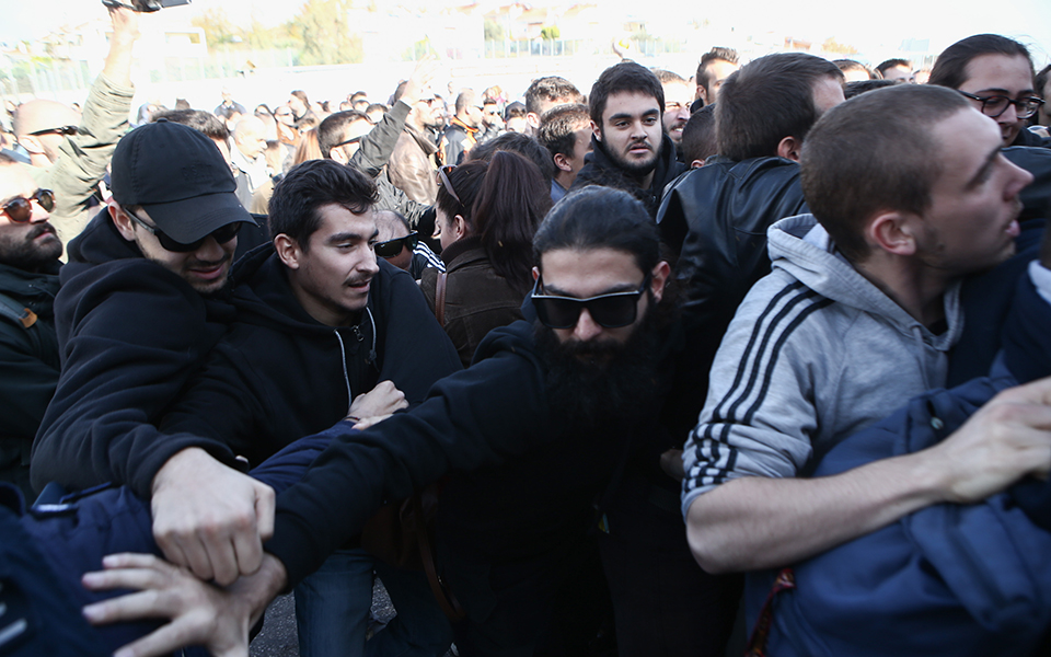 Μαθητές και φοιτητές εισέβαλαν στο γραφείο του Γαβρόγλου (φωτογραφίες – βίντεο)-11