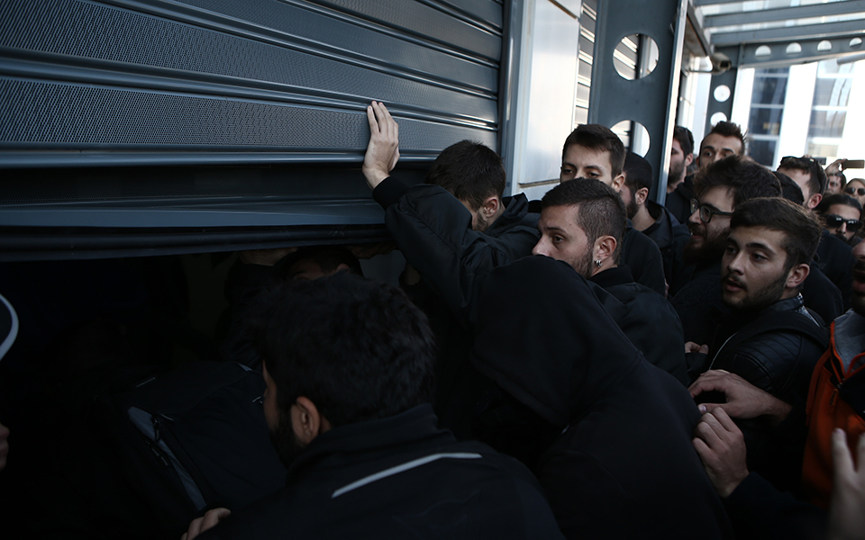 Μαθητές και φοιτητές εισέβαλαν στο γραφείο του Γαβρόγλου (φωτογραφίες – βίντεο)-12
