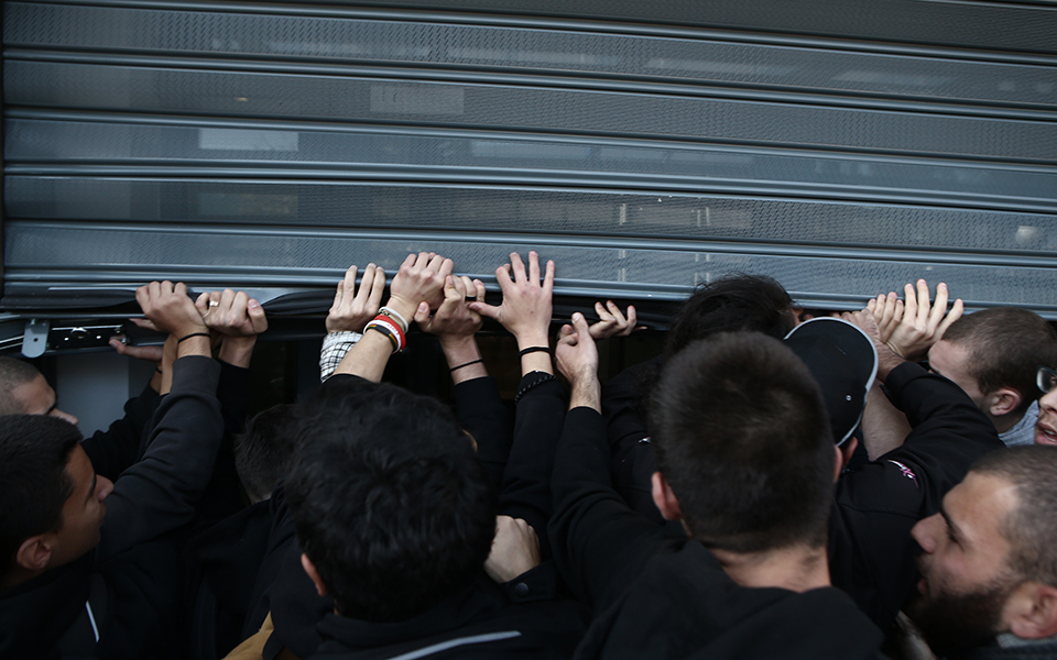 Μαθητές και φοιτητές εισέβαλαν στο γραφείο του Γαβρόγλου (φωτογραφίες – βίντεο)-13