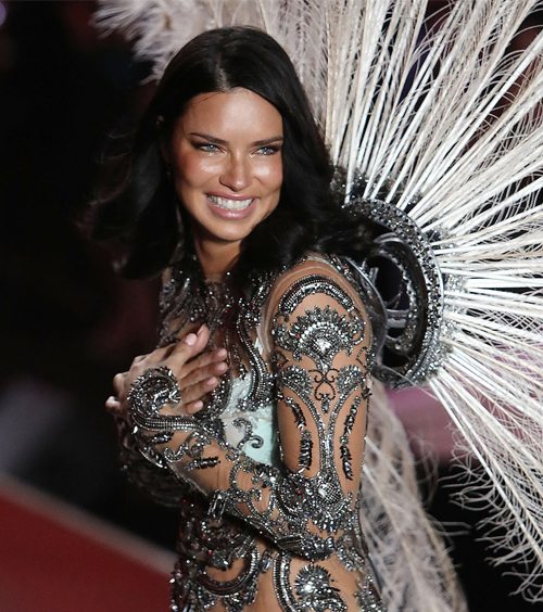 Τα δάκρυα της Adriana Lima στο τελευταίο της show για την Victoria’s Secret-2