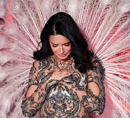 Τα δάκρυα της Adriana Lima στο τελευταίο της show για την Victoria’s Secret-3