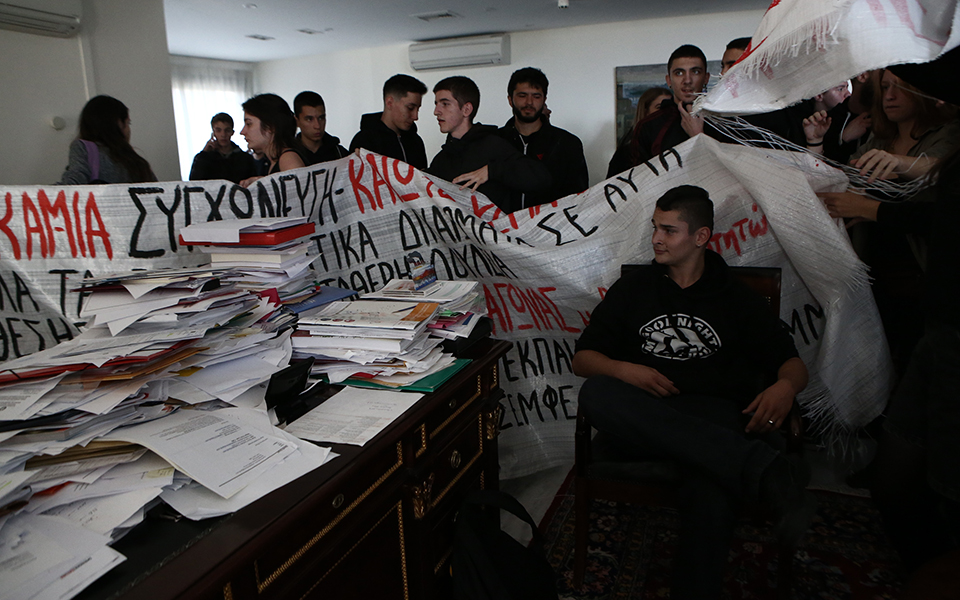 Μαθητές και φοιτητές εισέβαλαν στο γραφείο του Γαβρόγλου (φωτογραφίες – βίντεο)-2