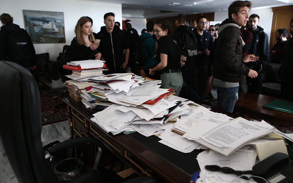 Μαθητές και φοιτητές εισέβαλαν στο γραφείο του Γαβρόγλου (φωτογραφίες – βίντεο)-3