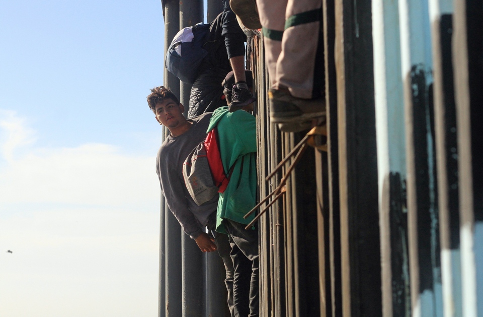 Οι πρώτοι από το τεράστιο καραβάνι μεταναστών έφτασαν στα σύνορα του Μεξικό με τις ΗΠΑ (φωτογραφίες)-2