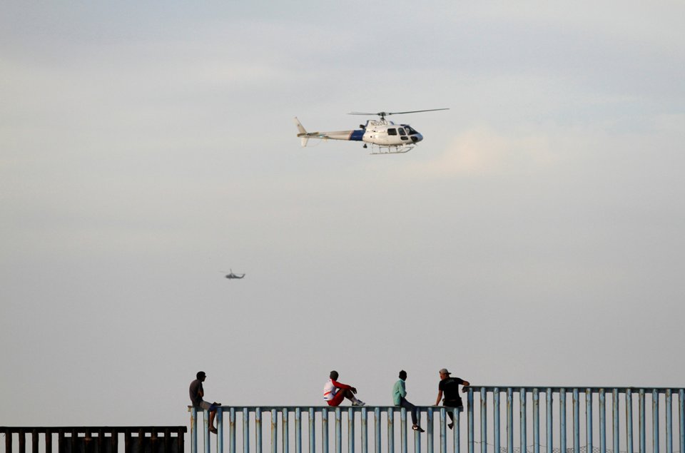 Οι πρώτοι από το τεράστιο καραβάνι μεταναστών έφτασαν στα σύνορα του Μεξικό με τις ΗΠΑ (φωτογραφίες)-4