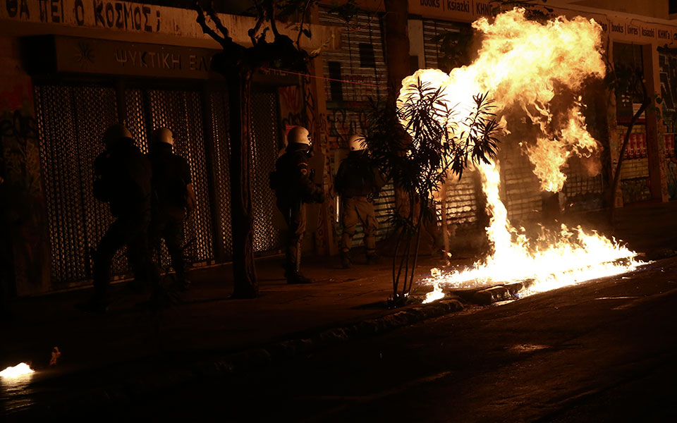 Χίλιες μολότοφ και 200 φωτοβολίδες ευθείας βολής στα επεισόδια για το Πολυτεχνείο – 19 συλλήψεις (βίντεο και φωτογραφίες)-4