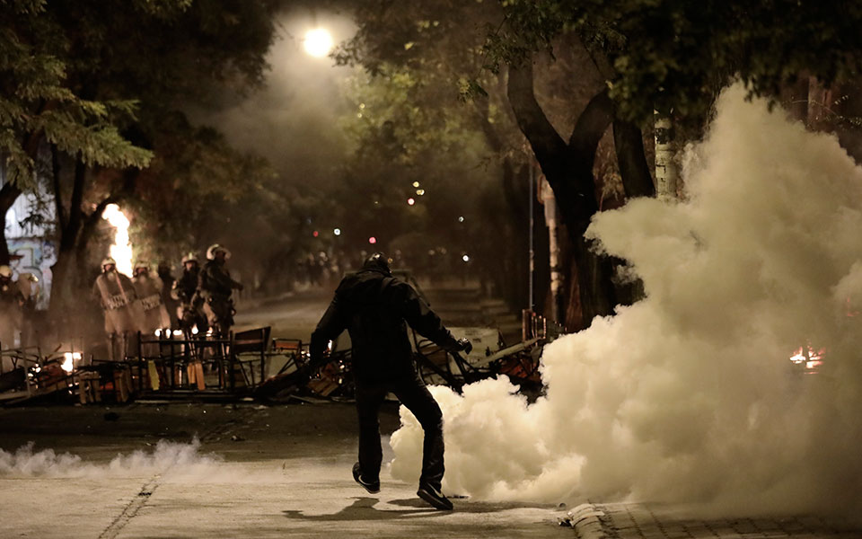 Χίλιες μολότοφ και 200 φωτοβολίδες ευθείας βολής στα επεισόδια για το Πολυτεχνείο – 19 συλλήψεις (βίντεο και φωτογραφίες)-8