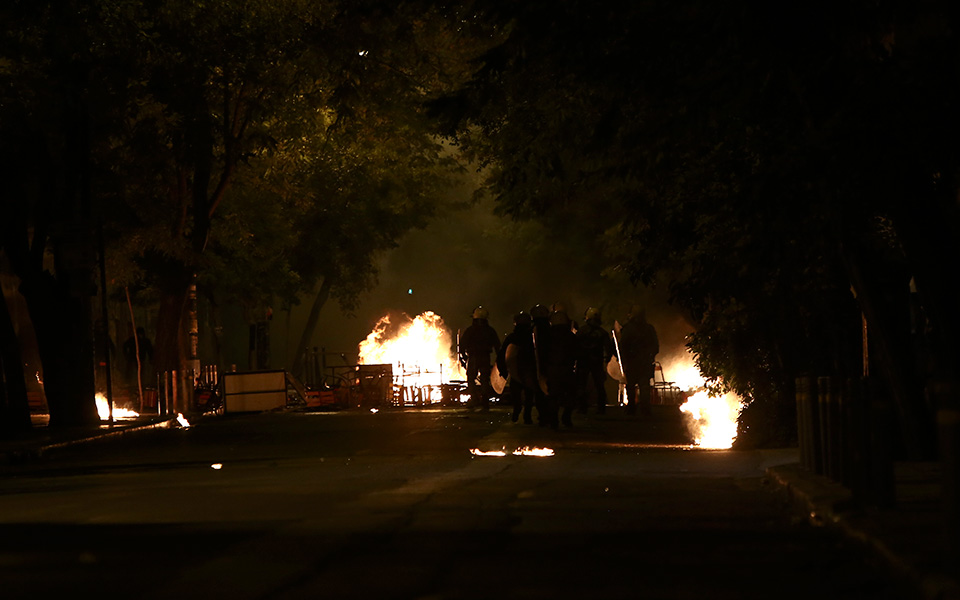 Χίλιες μολότοφ και 200 φωτοβολίδες ευθείας βολής στα επεισόδια για το Πολυτεχνείο – 19 συλλήψεις (βίντεο και φωτογραφίες)-6