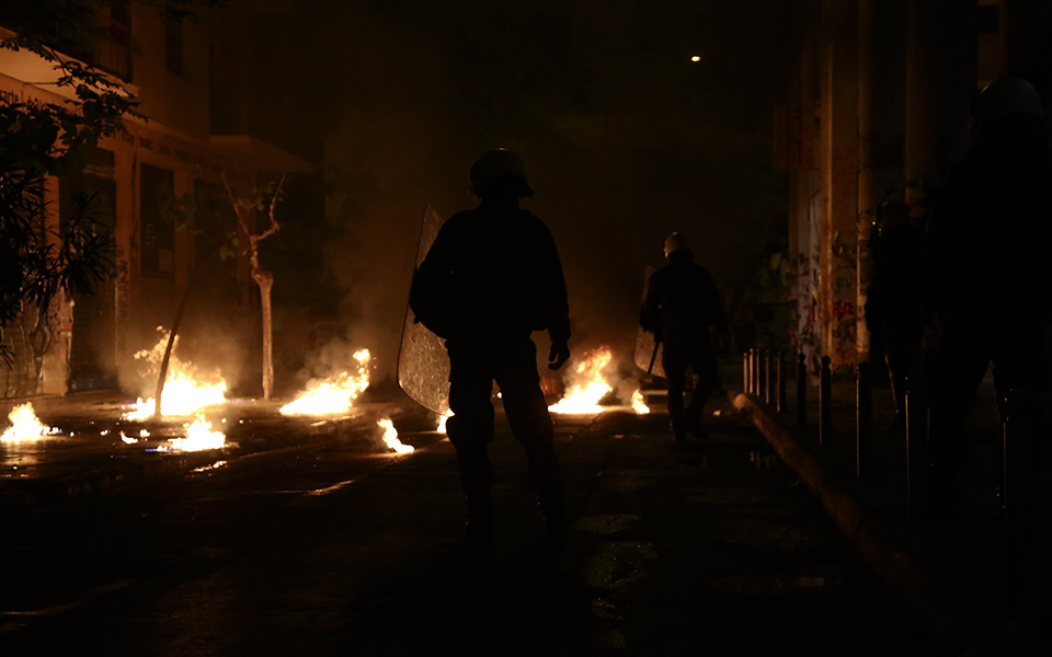 Χίλιες μολότοφ και 200 φωτοβολίδες ευθείας βολής στα επεισόδια για το Πολυτεχνείο – 19 συλλήψεις (βίντεο και φωτογραφίες)-7
