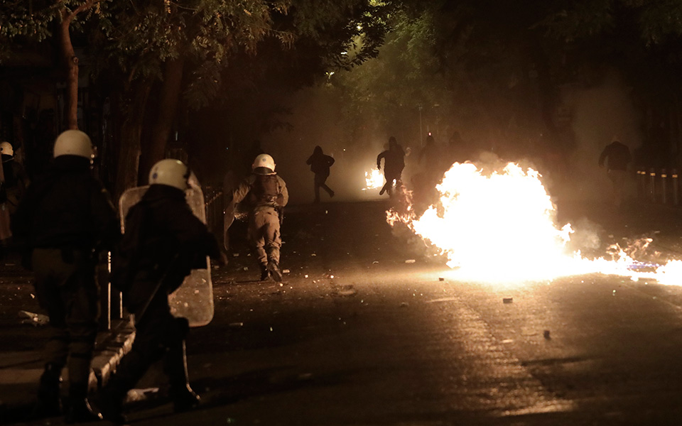 Χίλιες μολότοφ και 200 φωτοβολίδες ευθείας βολής στα επεισόδια για το Πολυτεχνείο – 19 συλλήψεις (βίντεο και φωτογραφίες)-3