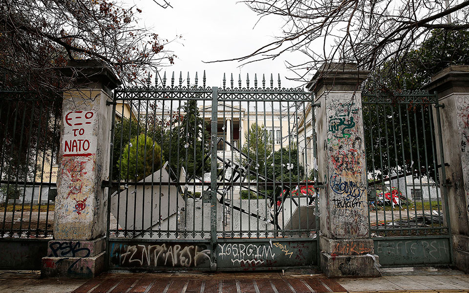 Εικόνες καταστροφής σε Πολυτεχνείο και ΑΠΘ μετά τα επεισόδια (βίντεο)-2