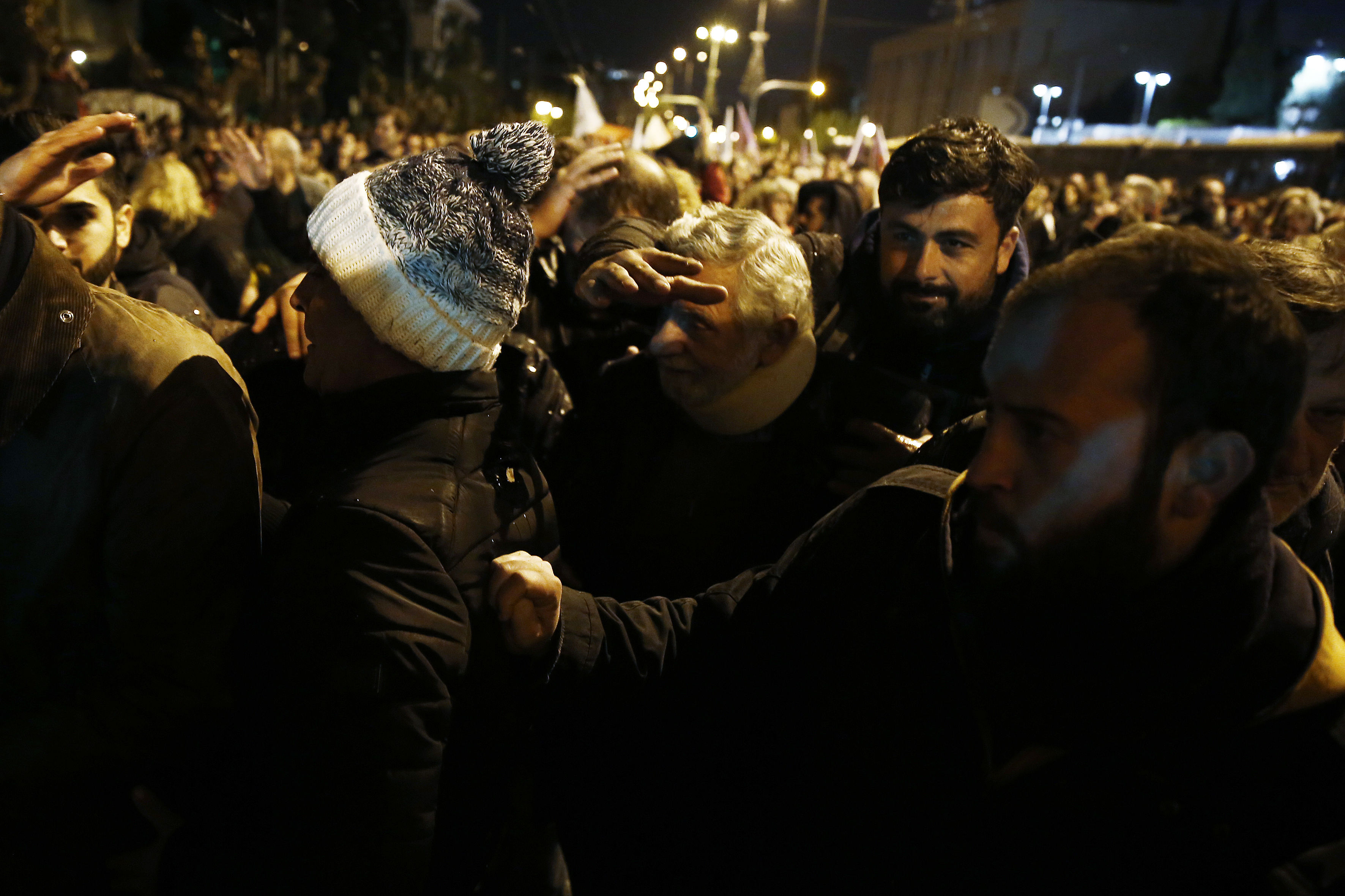 Χίλιες μολότοφ και 200 φωτοβολίδες ευθείας βολής στα επεισόδια για το Πολυτεχνείο – 19 συλλήψεις (βίντεο και φωτογραφίες)-12