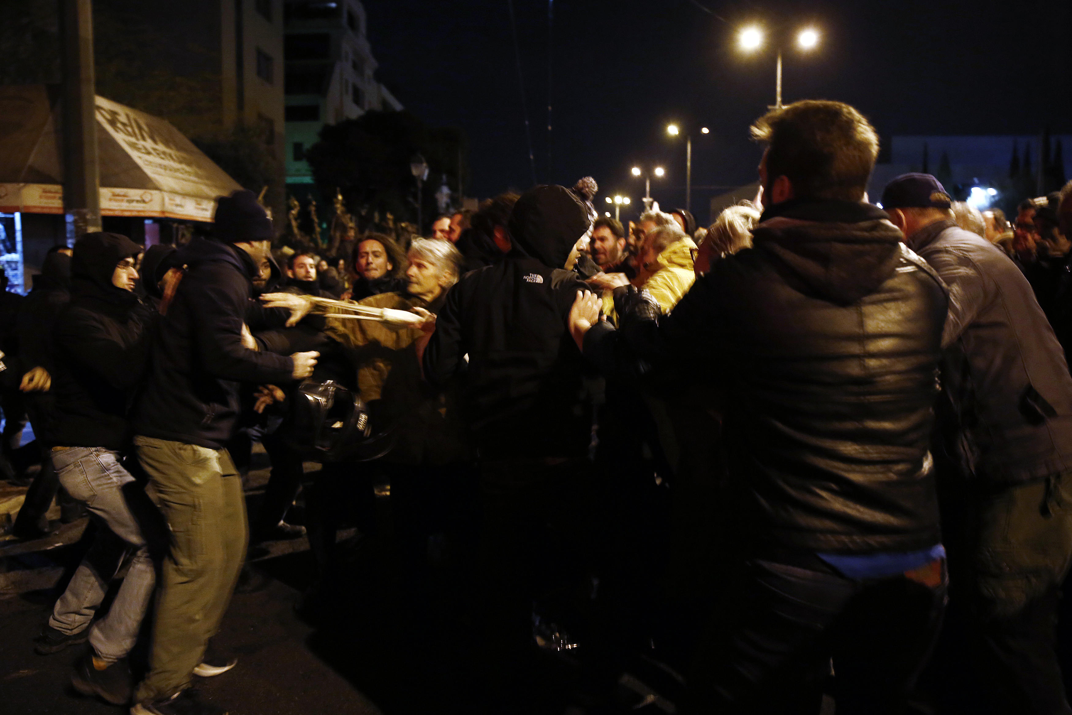 Χίλιες μολότοφ και 200 φωτοβολίδες ευθείας βολής στα επεισόδια για το Πολυτεχνείο – 19 συλλήψεις (βίντεο και φωτογραφίες)-13