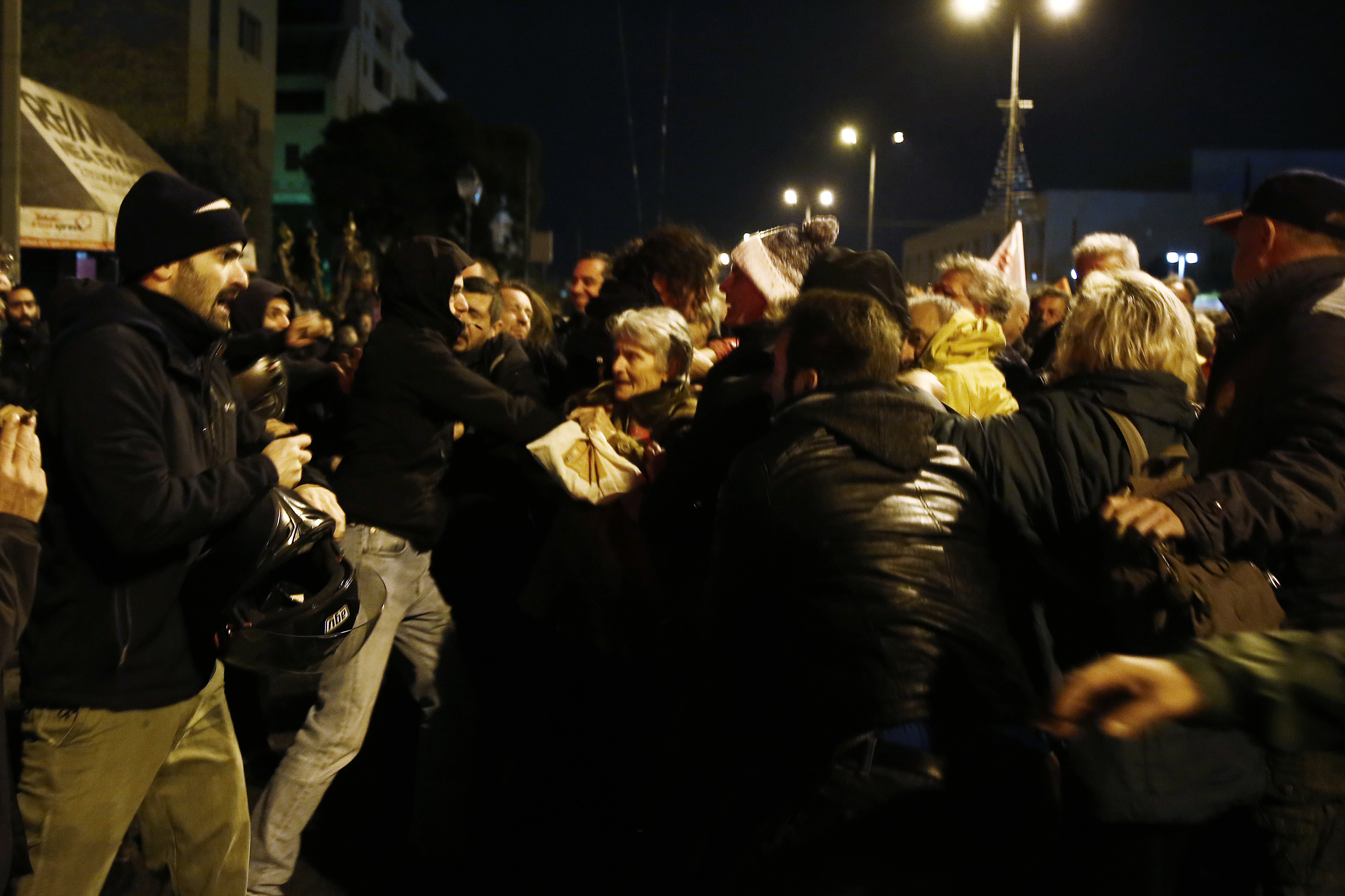 Χίλιες μολότοφ και 200 φωτοβολίδες ευθείας βολής στα επεισόδια για το Πολυτεχνείο – 19 συλλήψεις (βίντεο και φωτογραφίες)-14
