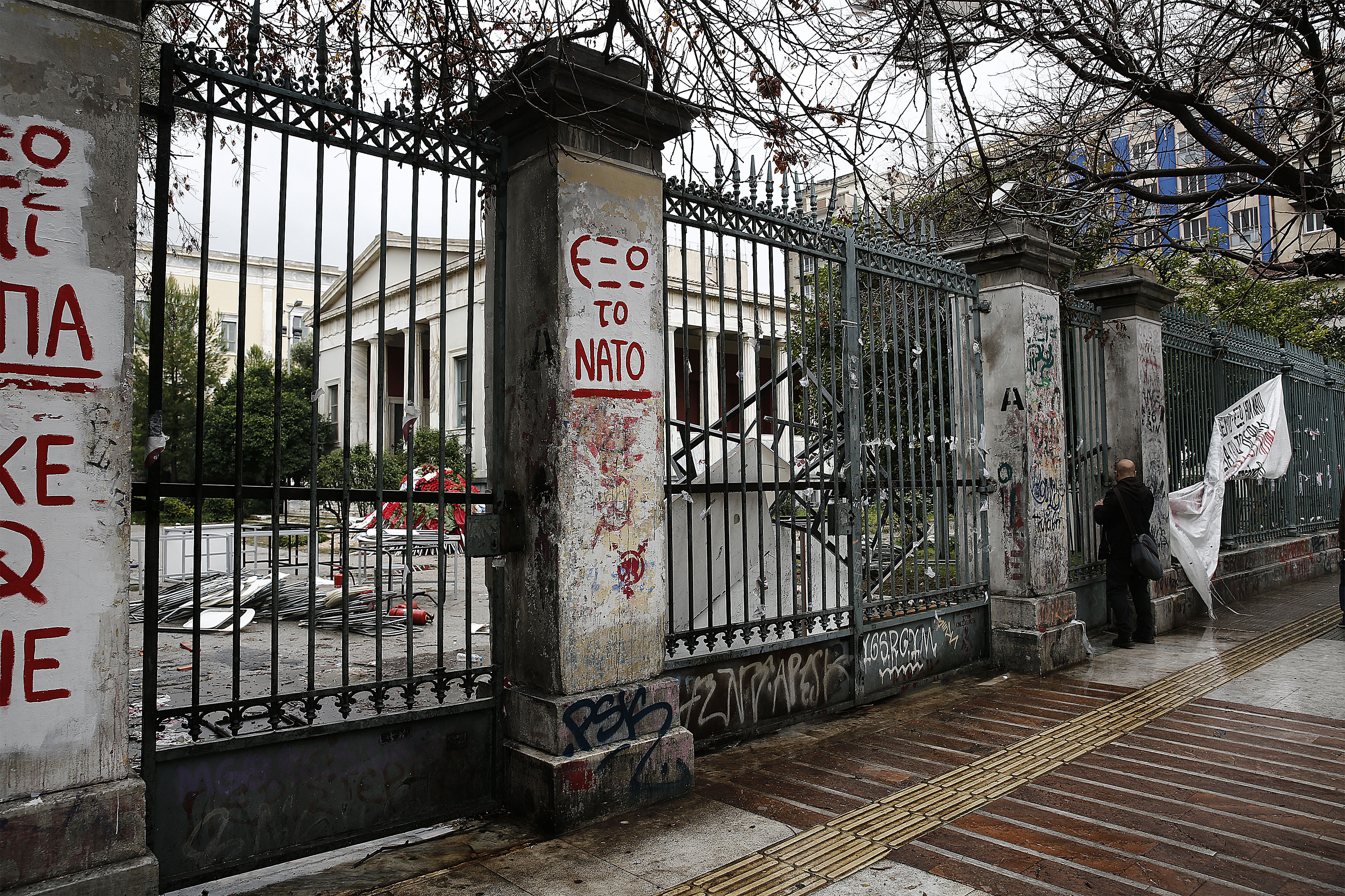 Εικόνες καταστροφής σε Πολυτεχνείο και ΑΠΘ μετά τα επεισόδια (βίντεο)-1