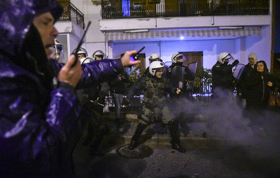 Θεσσαλονίκη: Ενταση και χημικά σε εκδήλωση που θα συμμετείχε ο Γαβρόγλου (βίντεο)-1