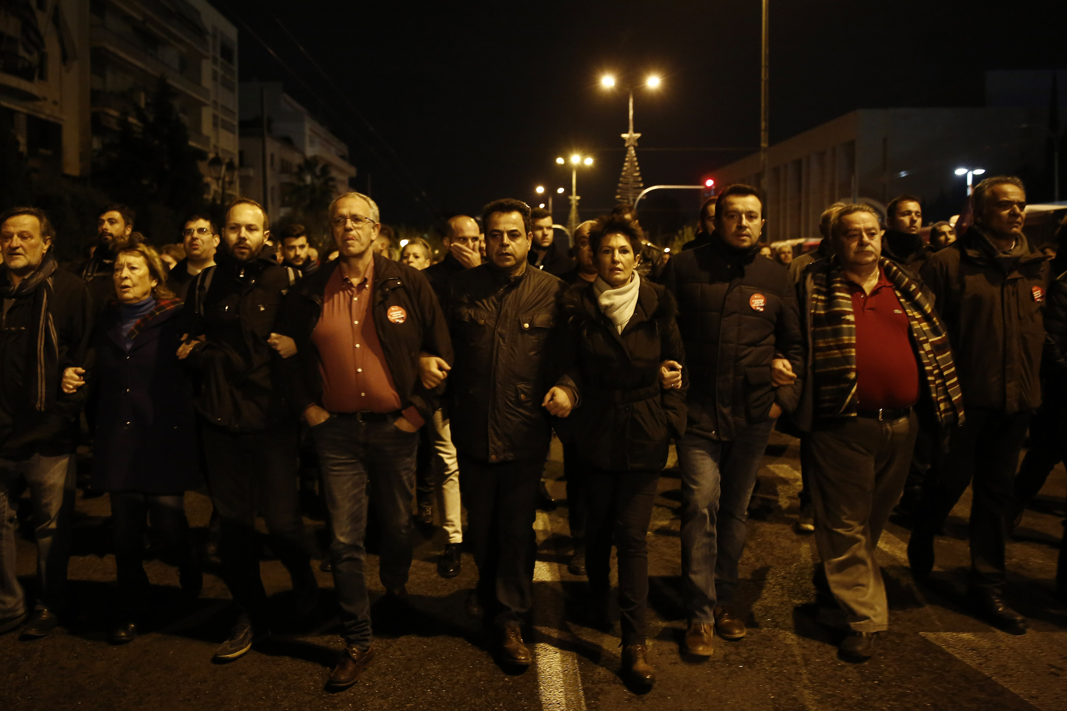 Χίλιες μολότοφ και 200 φωτοβολίδες ευθείας βολής στα επεισόδια για το Πολυτεχνείο – 19 συλλήψεις (βίντεο και φωτογραφίες)-9