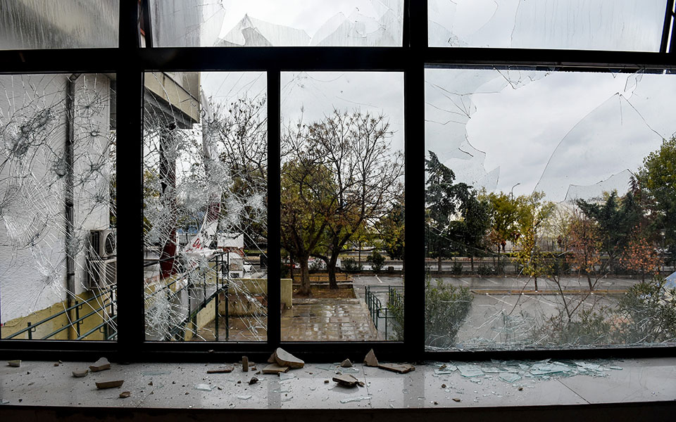 Εικόνες καταστροφής σε Πολυτεχνείο και ΑΠΘ μετά τα επεισόδια (βίντεο)-6