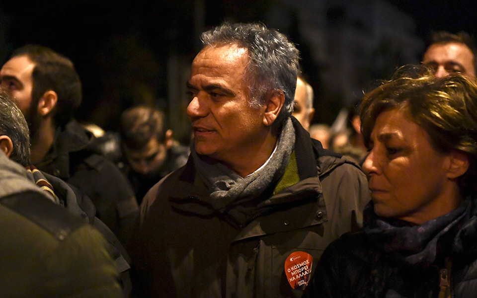 Χίλιες μολότοφ και 200 φωτοβολίδες ευθείας βολής στα επεισόδια για το Πολυτεχνείο – 19 συλλήψεις (βίντεο και φωτογραφίες)-11