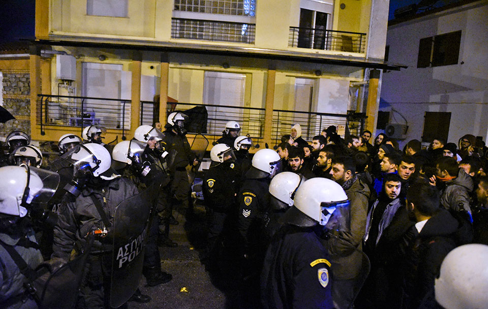 Θεσσαλονίκη: Ενταση και χημικά σε εκδήλωση που θα συμμετείχε ο Γαβρόγλου (βίντεο)-2