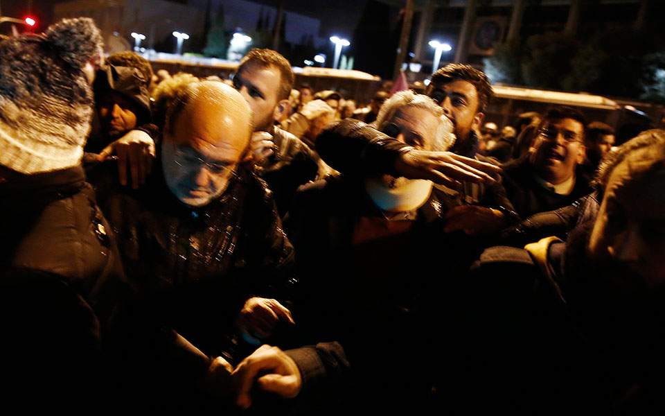 Χίλιες μολότοφ και 200 φωτοβολίδες ευθείας βολής στα επεισόδια για το Πολυτεχνείο – 19 συλλήψεις (βίντεο και φωτογραφίες)-15