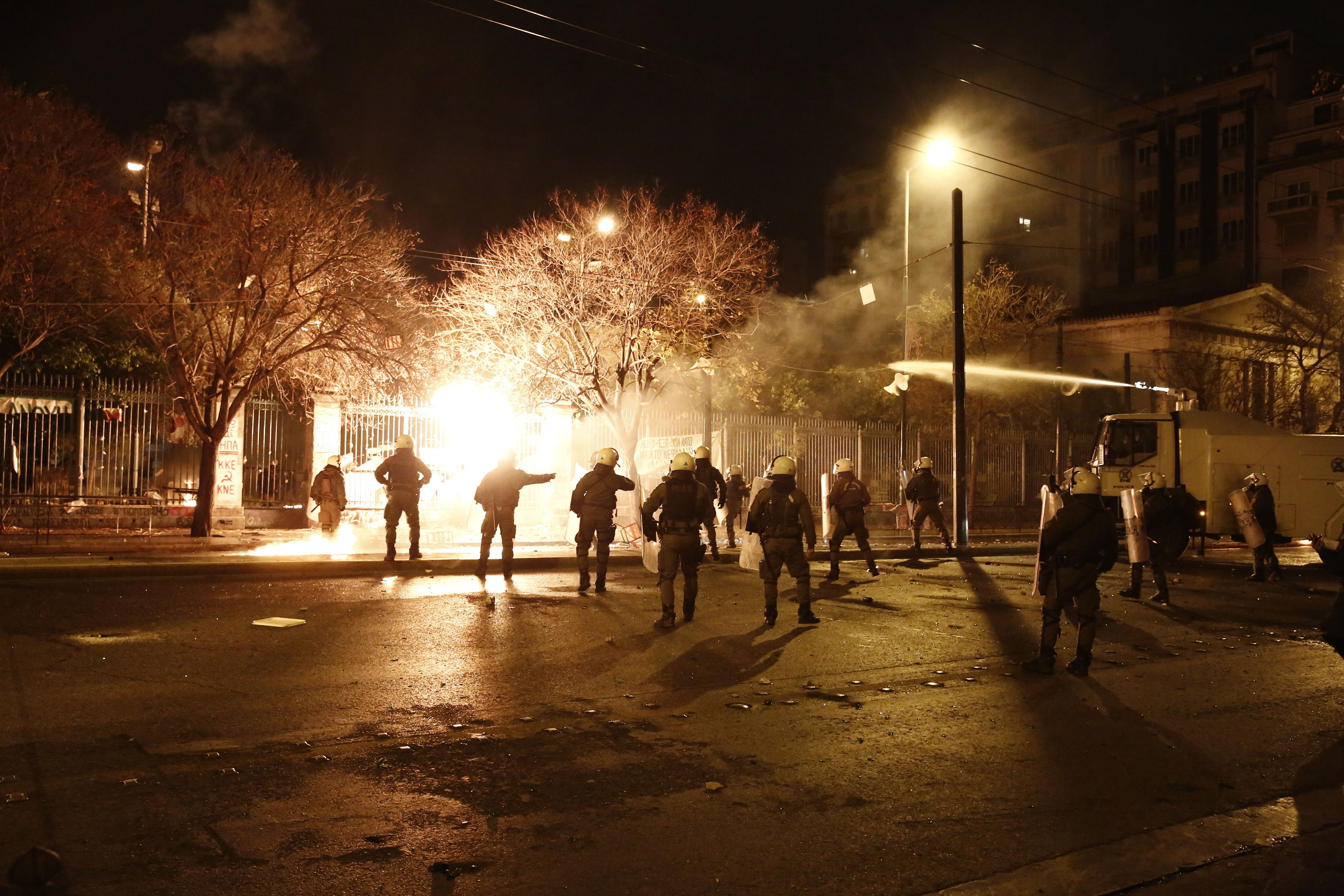 Χίλιες μολότοφ και 200 φωτοβολίδες ευθείας βολής στα επεισόδια για το Πολυτεχνείο – 19 συλλήψεις (βίντεο και φωτογραφίες)-1