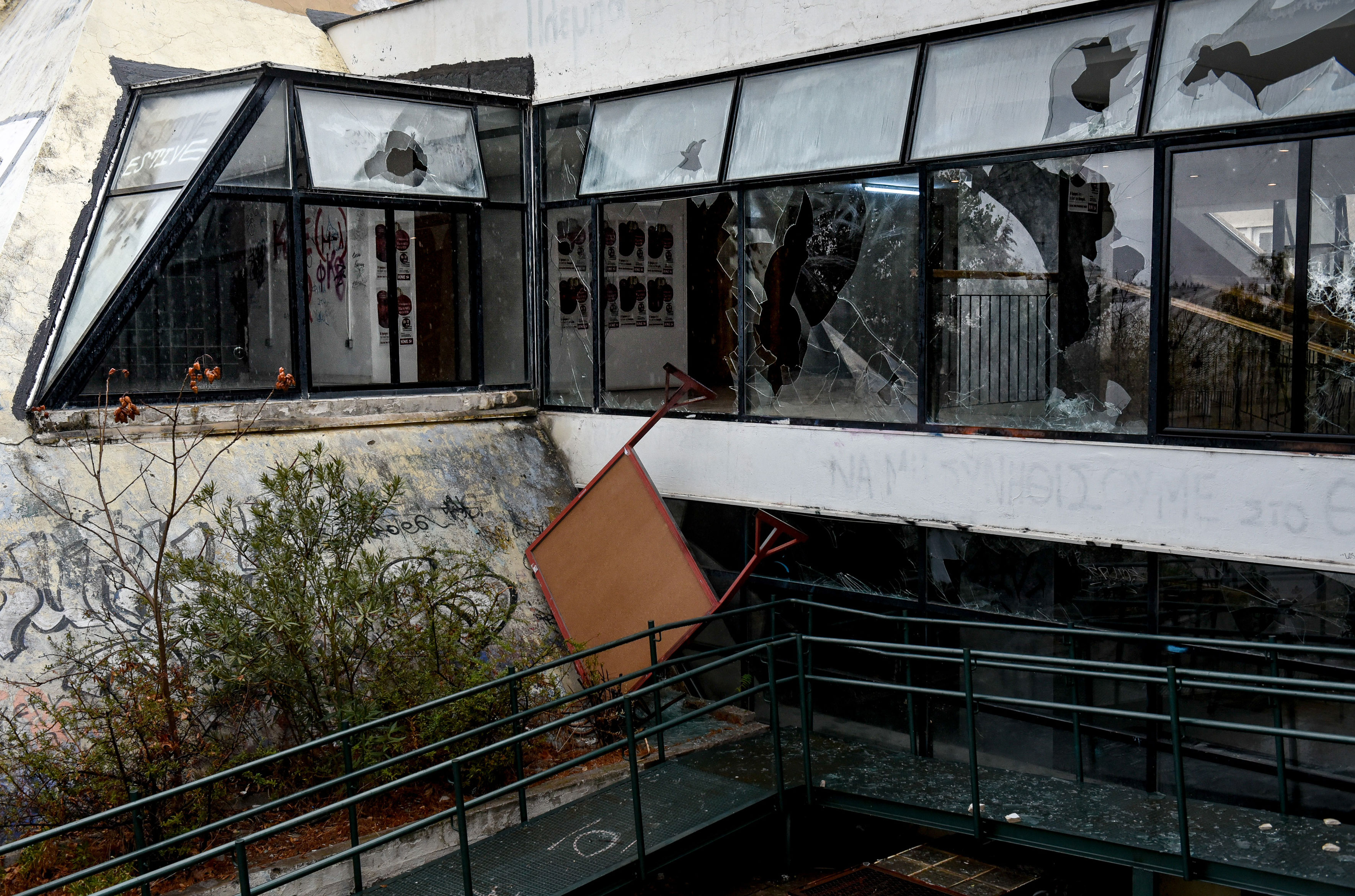 Εικόνες καταστροφής σε Πολυτεχνείο και ΑΠΘ μετά τα επεισόδια (βίντεο)-4