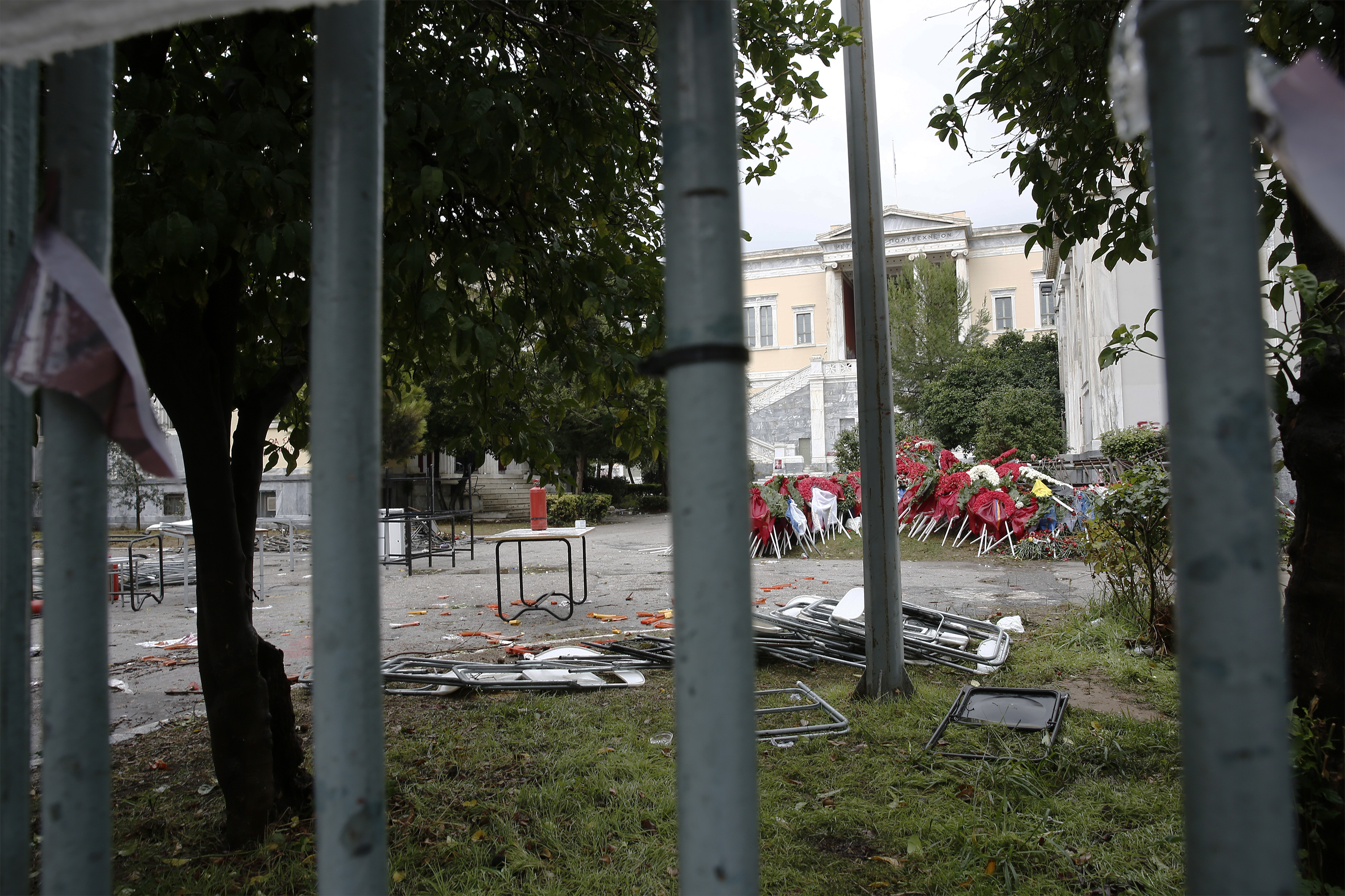 Εικόνες καταστροφής σε Πολυτεχνείο και ΑΠΘ μετά τα επεισόδια (βίντεο)-3