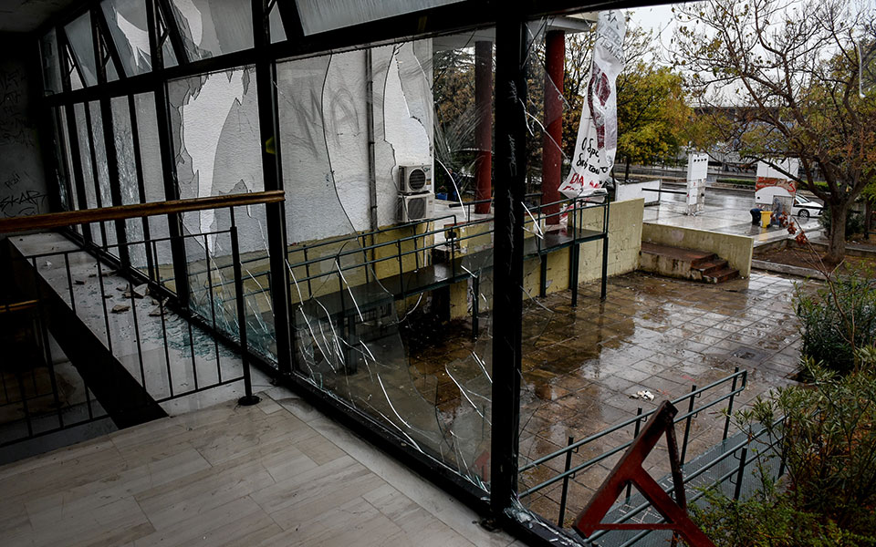 Εικόνες καταστροφής σε Πολυτεχνείο και ΑΠΘ μετά τα επεισόδια (βίντεο)-5