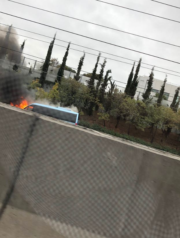 Μίνι βαν τυλίχθηκε στις φλόγες στην Αττική Οδό – Μεγάλες καθυστερήσεις-1